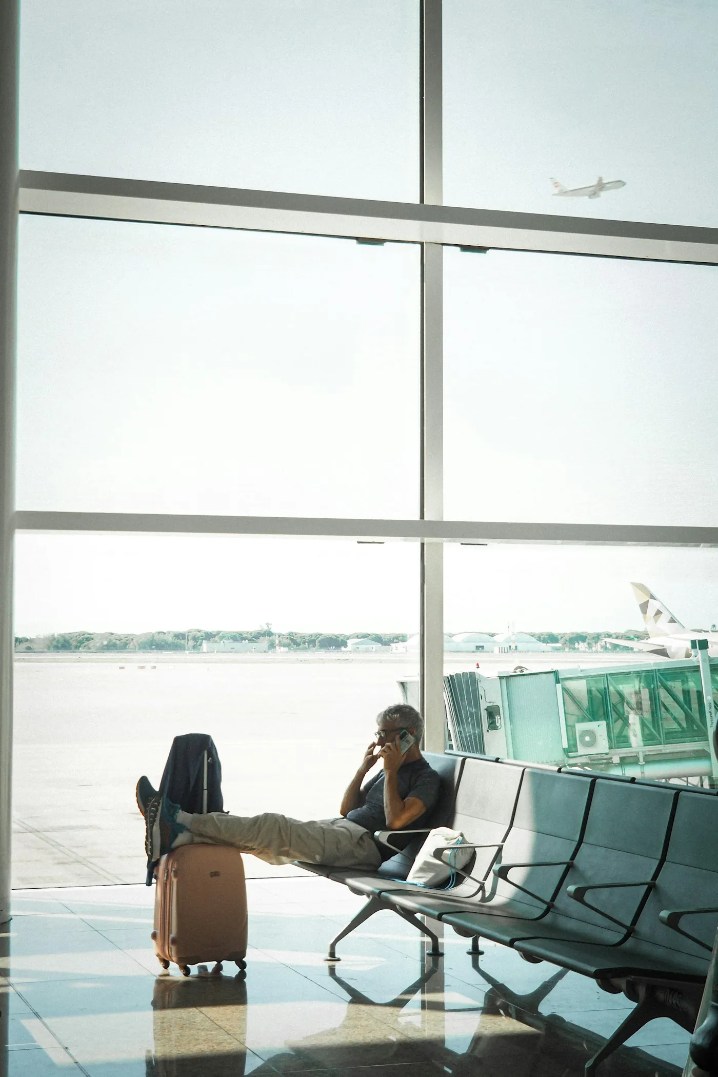 Professionnel au téléphone dans une salle d'attente d'aéroport