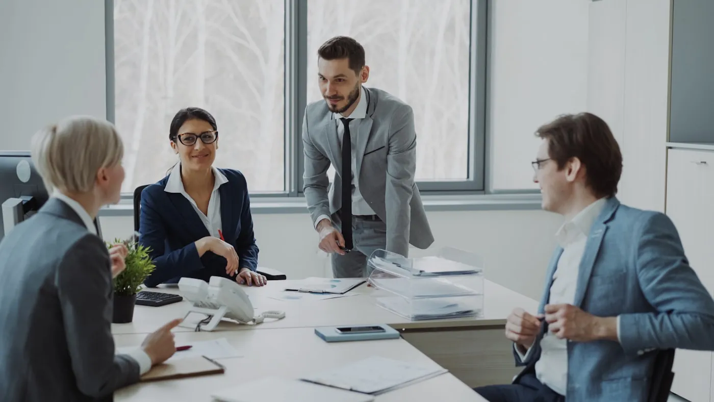 Professionnels réunis autour d'une table de conférence