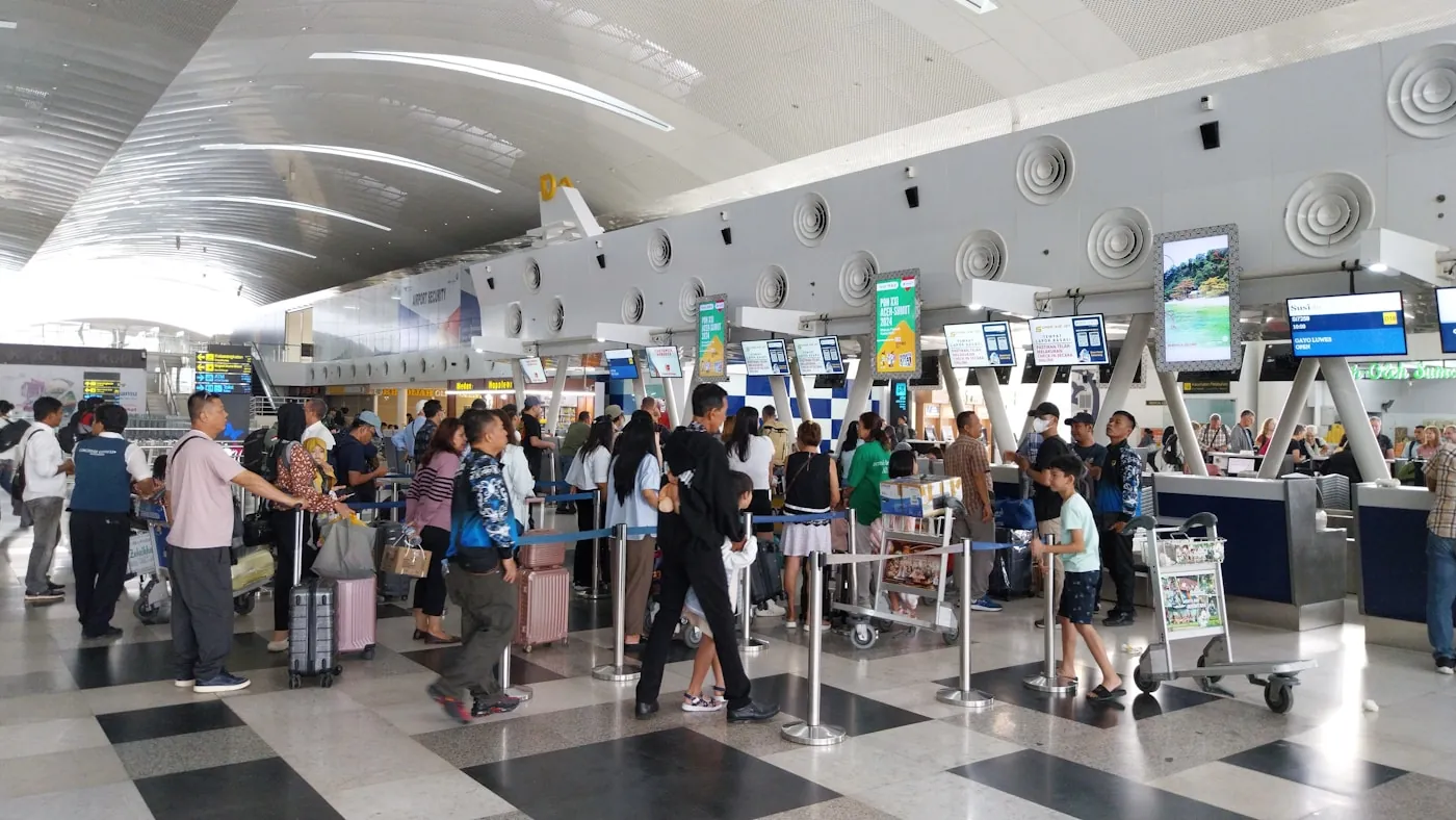 Passagers à l'enregistrement dans un terminal d'aéroport
