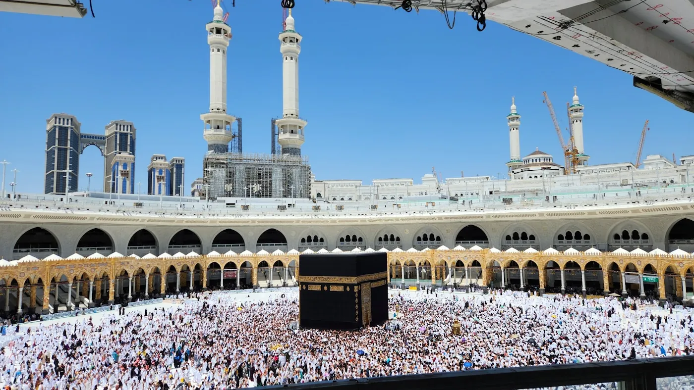 Pèlerins rassemblés autour de la Kaaba à La Mecque