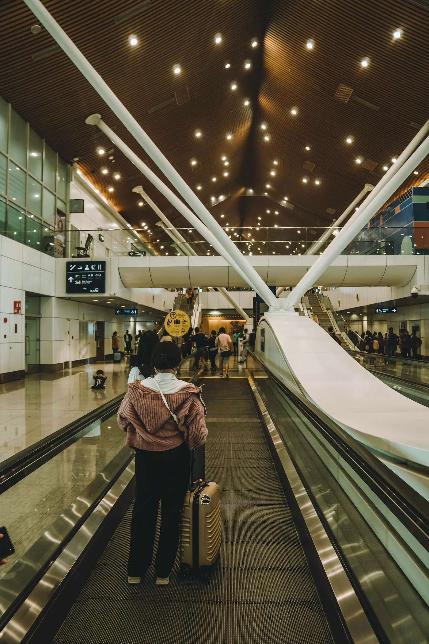 Voyageur avec ses bagages dans une passerelle d'aéroport